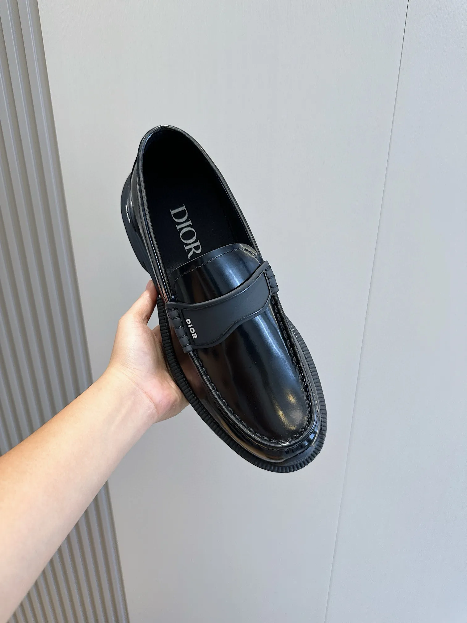 Factory price: 540💰◾️▫️Dior Combat Derby shoes are a new product in the 2024 spring men's wear series, presenting a mixed style that combines fashion design with sports elements. Crafted from black buffed calfskin leather with beige and black Oblique print panels on the sides and tongue. Designed with laces and technical zipper closure, the lightweight mixed-style sole highlights the charm of high-end customization. The Dior signature on the side enhances the style and will add a trendy touch to any look this season. Size: 39-44 (customized at 38.45)